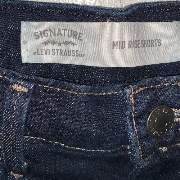 Levi Strauss Mid Rise Shorts- Size 4 - Picture 2 of 4